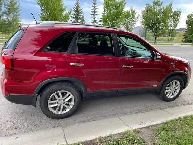 Great 2014 Kia Sorento for sale in Cars & Trucks in Calgary - Image 3