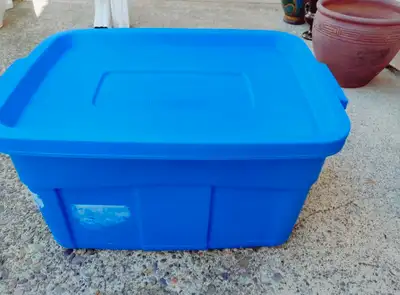 This blue Rubbermaid storage bin is a durable and reliable solution for all your organizational need...