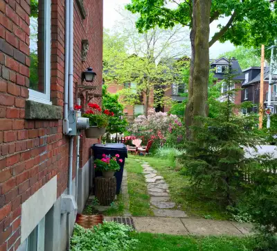 Cosy fully furnished 2 bedroom in prime Leslieville location. Just bring your suitcase. Chefs kitche...