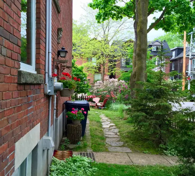 2bedroom fully furnished in prime Leslieville. in Short Term Rentals in City of Toronto - Image 2