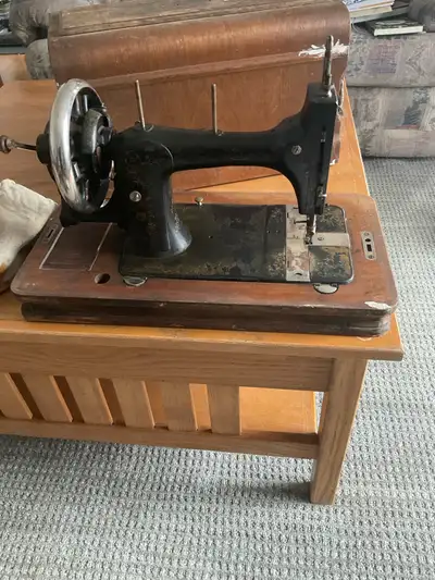 1904 singer with hand crank