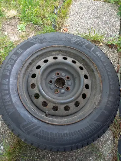 Selling a set of 4 winter tires bearly used mounted on steel rims size 195/65R/15