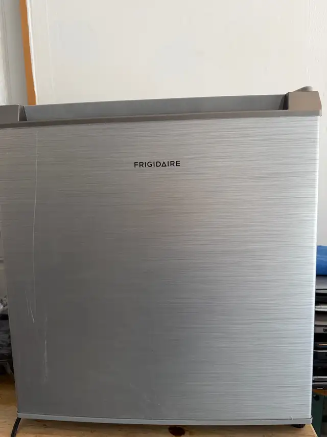 Frigidaire fridge 1.6 Cu ft. in Refrigerators in Mississauga / Peel Region - Image 2