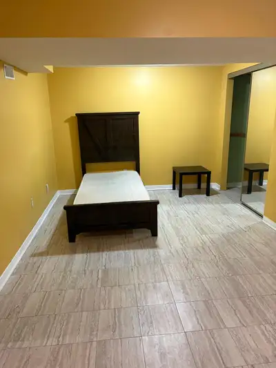 Spacious Room with private Bathroom in a Basement in Whitby for 1 or 2 Female - Shared kitchen in th...