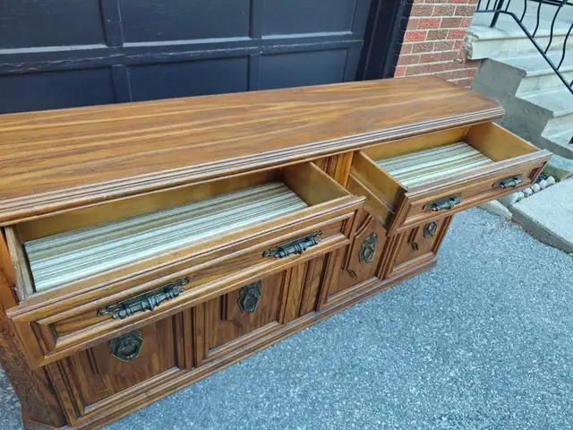 Solid wood display cabinet with lights in Hutches & Display Cabinets in City of Toronto - Image 4