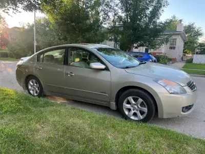 2009 Nissan Altima · Sedan · Driven 242,000 kilometers Selling my 2009 Nissan Altima Hybrid. Comfort...