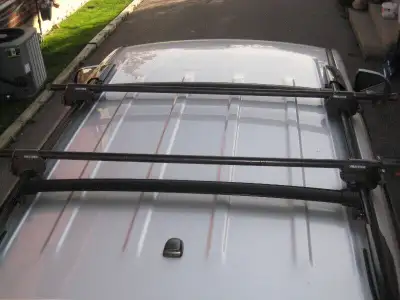 YAKIMA LOW RIDER racks (2) to fit TOYOTA factory siderails, included are 4-SKS locks with keys. Quic...
