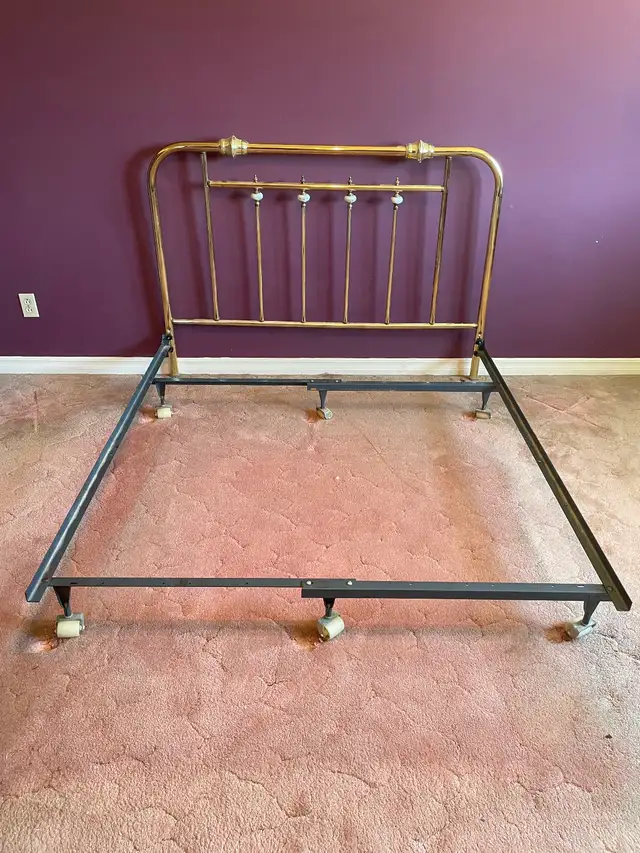 Lit Queen (80po x 60po) avec tête en laiton in Beds & Mattresses in Laval / North Shore - Image 2