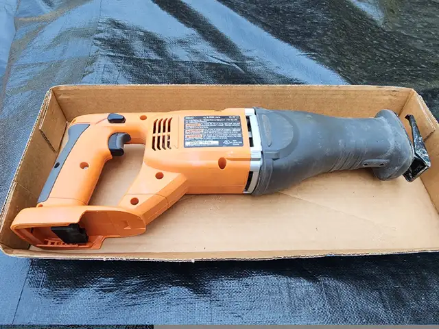 Ridgid R8442 Battery Operated 18Volt Sawzall Tool & Battery in Power Tools in Windsor Region - Image 7