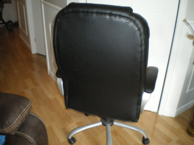 Chaise de bureau avec dossier haut ergonomique dans Chaises, Fauteuils inclinables  à Drummondville - Image 3