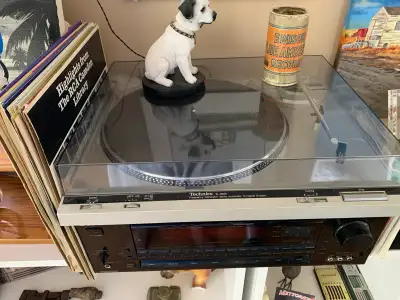 Technics SL-B200 Turntable System Technics in excellent working condition. New needle cartridge and...