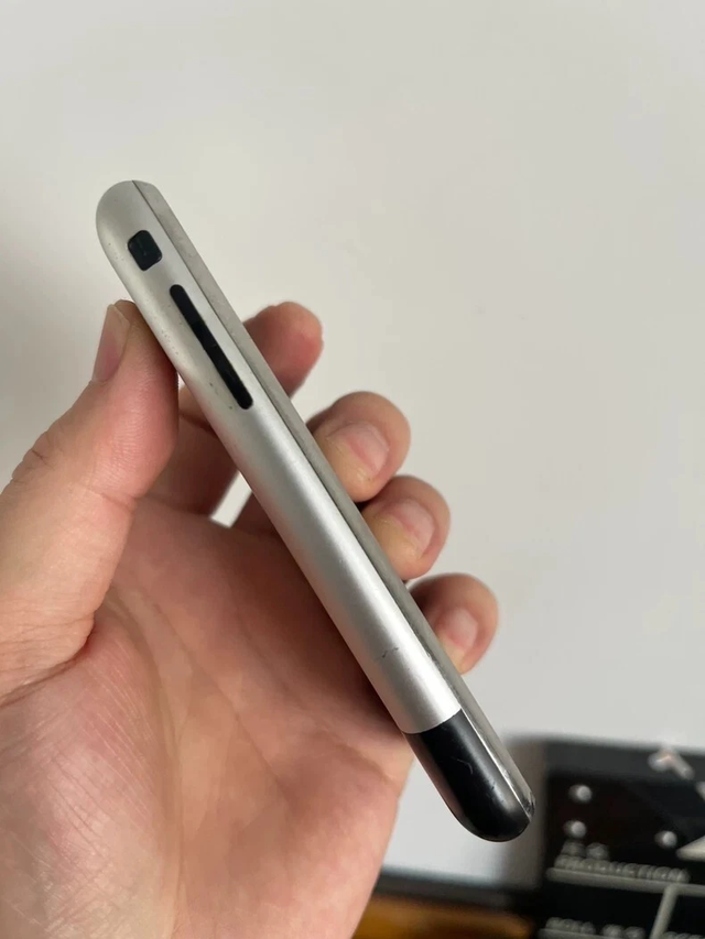 Original Apple iPhone 1st Generation iPhone 2G GSM Unlocked 8GB in Cell Phones in Regina - Image 4