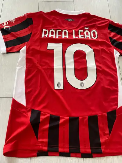 Get your hands on this AC Milan Rafael Leao #10 jersey! This soccer jersey is in good condition and...