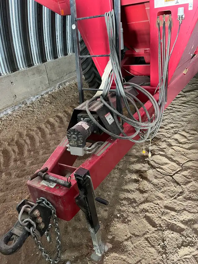 2016 demco 1050 grain cart  in Farming Equipment in Swift Current - Image 3