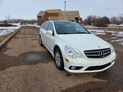 Selling my 2010 Mercedes-Benz R350 mechanically sound good vehicle CAR FAX INCLUDED , NOT a rebuild...