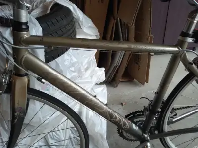 Velo ultraléger avec cale-pieds. model T9. Deisgn original par des femmes pour des femmes.
