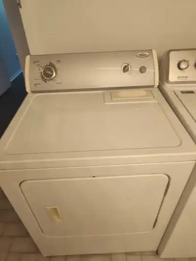 Je vends une laveuse et une sécheuse Maytag, parfaites pour équiper votre buanderie avec des apparei...