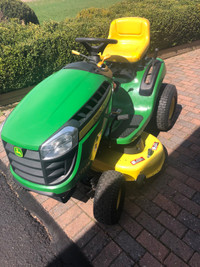 John Deere D105 Lawn tractor  42 hrs