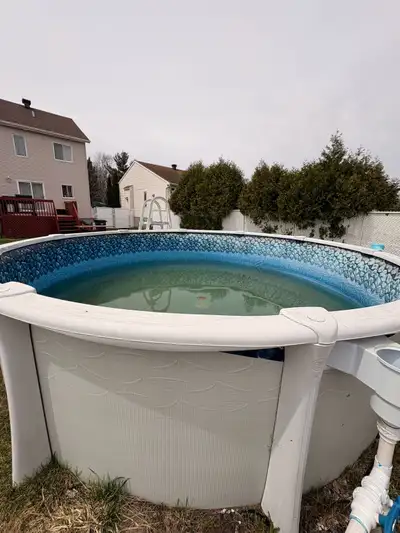 Piscine à donner – idéale pour bricoleur Tel que montré sur les photos. À démonter sur place. Prévoi...