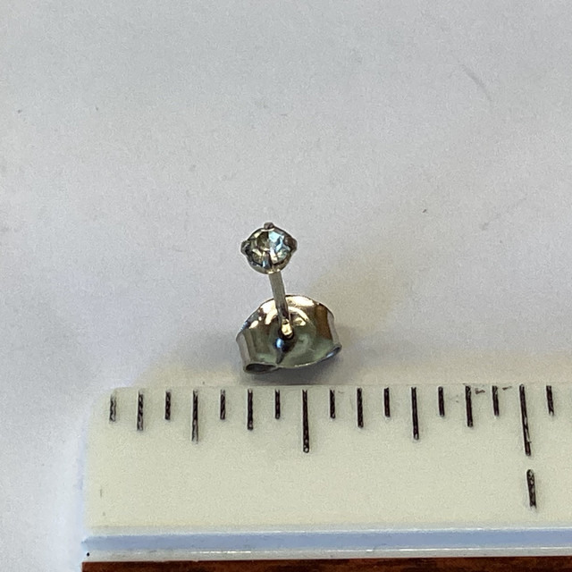 Single Silver Toned Rhinestone Pierced Earring in Jewellery & Watches in Winnipeg - Image 3