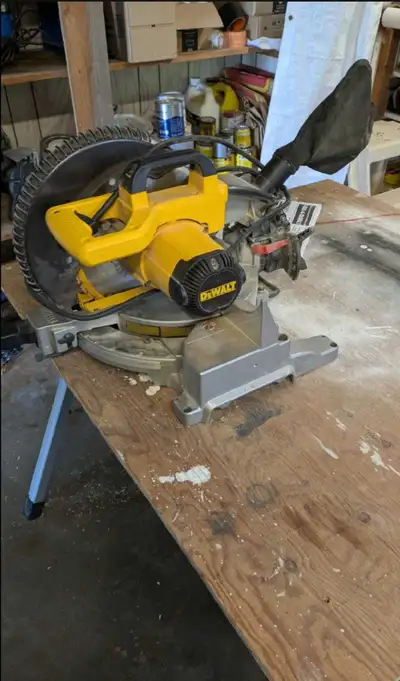 The DEWALT DWS713 is a 15-amp, 10-inch single-bevel compound miter saw. It delivers 5,000 RPM, featu...
