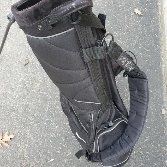 NIKE Stand Golf Bag with Back Straps Great condition in Golf in Barrie - Image 4
