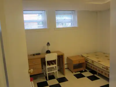 - Sont annoncés (voir les 8 photos): 2 chambres privées, fermées, meublées, adjacentes à une cuisine...