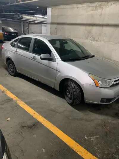 Ford focus SE 2011 Pneus hiver et pneus été sur Mag 1 seul propriétaire 48000 km Doit partir