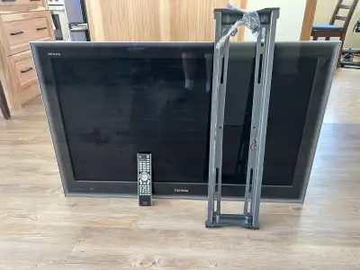 Toshiba TV 42" with wall mount and remote, View more