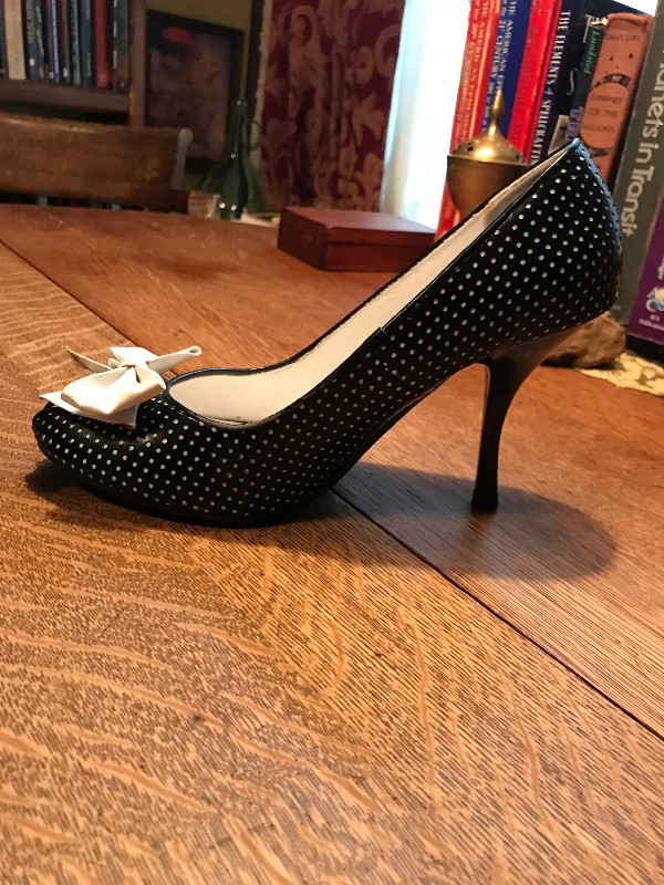 Black pump with white poke a dots/white bows in Women's - Shoes in St. Catharines - Image 4