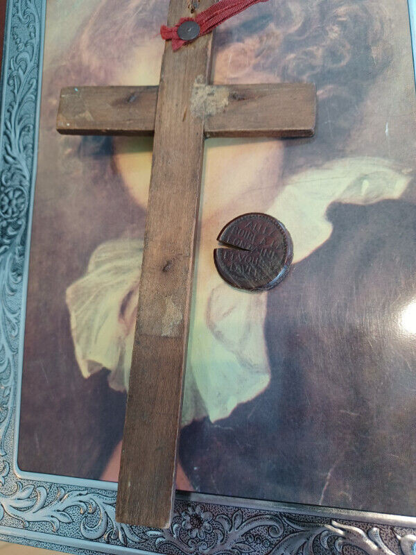antique 1890/1900 croix en bois avec ancien médaillon en bois dans Art et objets de collection  à Laval/Rive Nord - Image 2