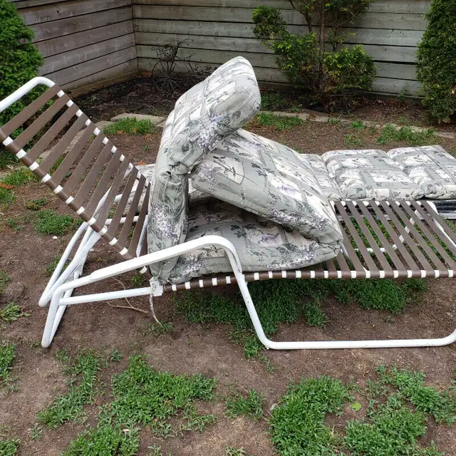 * CHAISE firmer CUSHIONS FOR OUTDOOR LOUNGER PAD - LIKE NEW * in Patio & Garden Furniture in City of Toronto - Image 4