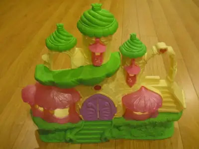 Tous les articles sont très propres, sécuritaires et en très bon état. 1-2- Château musical + lumièr...