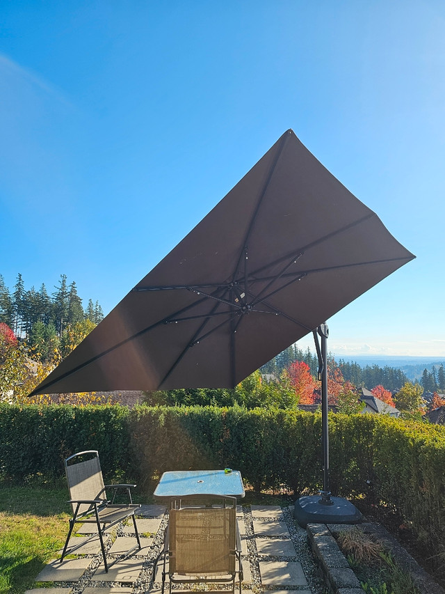 11' Umbrella Cantiliver with sand base - $610 in Patio & Garden Furniture in Burnaby/New Westminster - Image 4