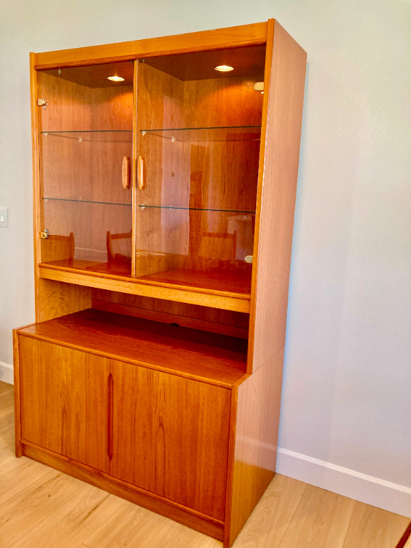 Nice teak buffet and hutch in Hutches & Display Cabinets in Comox / Courtenay / Cumberland