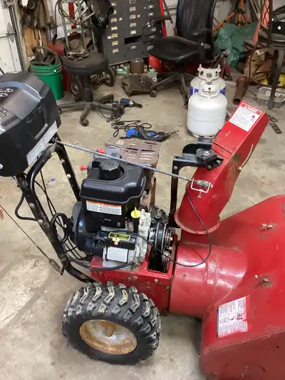 Snow blower motor 305 cc motor Briggs and Stratton runs great has pull start or electric bearings ne...