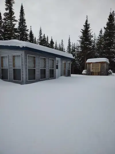 8x 24, entièrement vissée et démontée en sections, incluant poêle à combustion lente et cheminée dou...