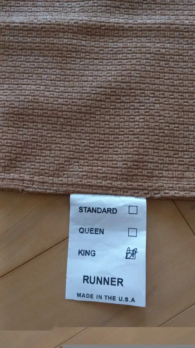 King size beige decorative runner in Bedding in Kitchener / Waterloo - Image 3