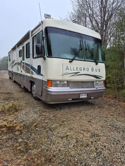 Cottage on wheels! 40 ', fully operational; all amenities 1996 Bus; Carfax report; MVI