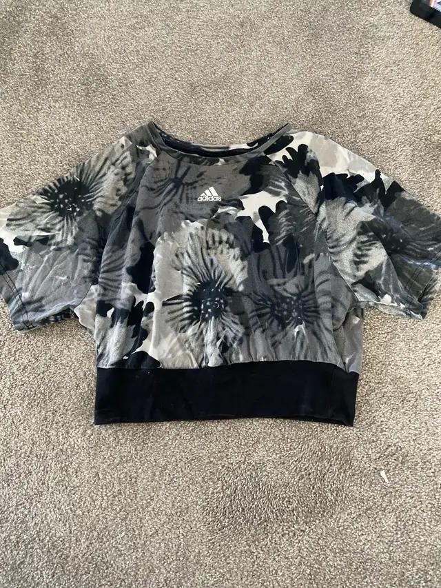 Adidas crop top62863286271363126