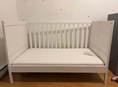 Meuble blanc IKEA pour enfant, démonter à moitié: avoir une grande auto ou camionnette pour longueur...