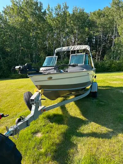 2016 - 1775 Lund impact with a 2016 115 Mercury Four Stroke; a Minnkota electric trolling motor and...