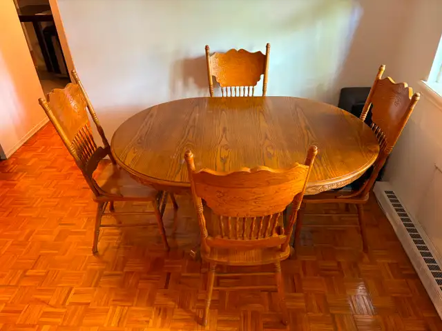 Vintage Solid Wood Pedestal Dining Table with 4 Matching Chairs in Dining Tables & Sets in City of Toronto - Image 3
