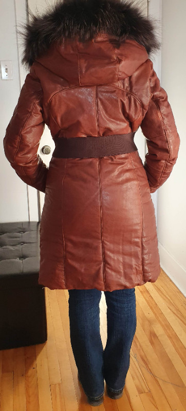 Manteau d'hiver brun en cuir et fourrure style Rudsak dans Femmes - Hauts et vêtements d'extérieur  à Ville de Montréal - Image 2