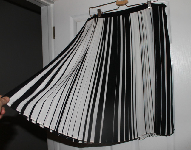 NEW - Vince Camuto and DKNY Pleated Skirts in Women's - Dresses & Skirts in Ottawa - Image 2