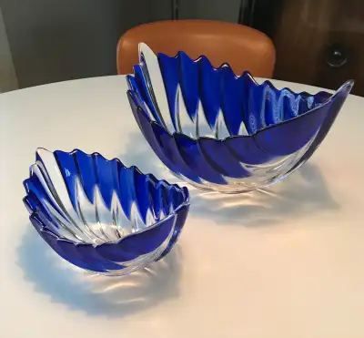 This is a beautiful set of nesting leaf bowls, perfect for adding a touch of elegance to your table...