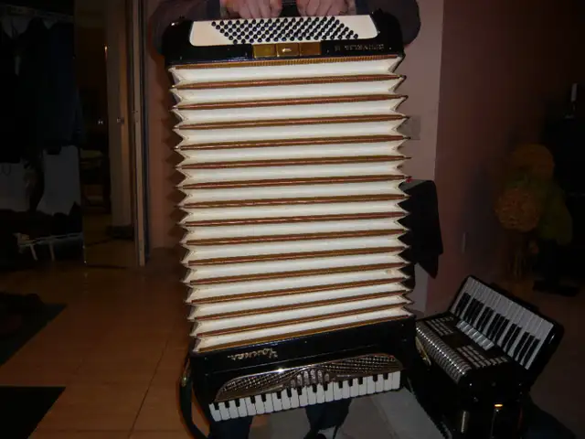 MAGNIFIQUE ACCORDÉON PIANO HOHNER in Pianos & Keyboards in City of Montréal - Image 7