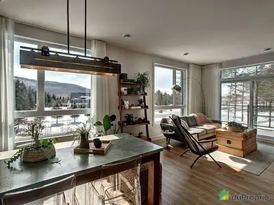 Magnifique condo haut de gamme à aire ouverte 4 1/2 avec plafonds de 9 pieds situé à Bromont dans le...