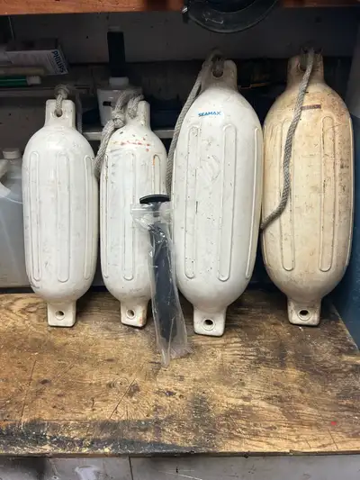 J ai quatre defense de bateaux deux de 23 po deux de 21 po avec pompe 40.00pour les quatres