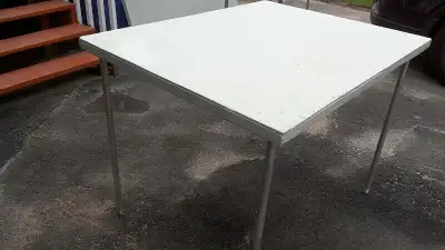 Table en bois 47 pouces x 36 pouces avec 4 pattes de en fer devissable (010721)